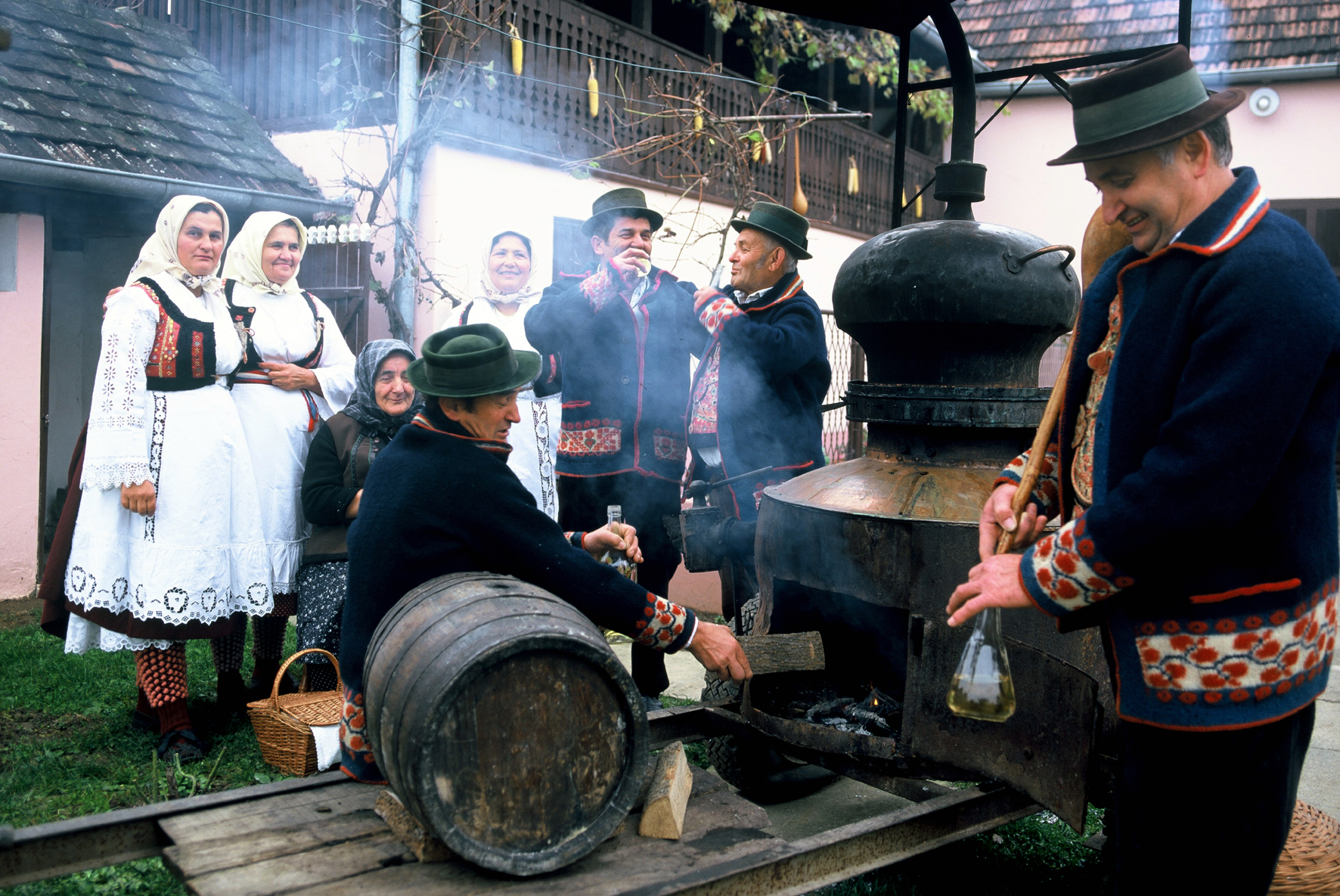 peče čiča-rakiju